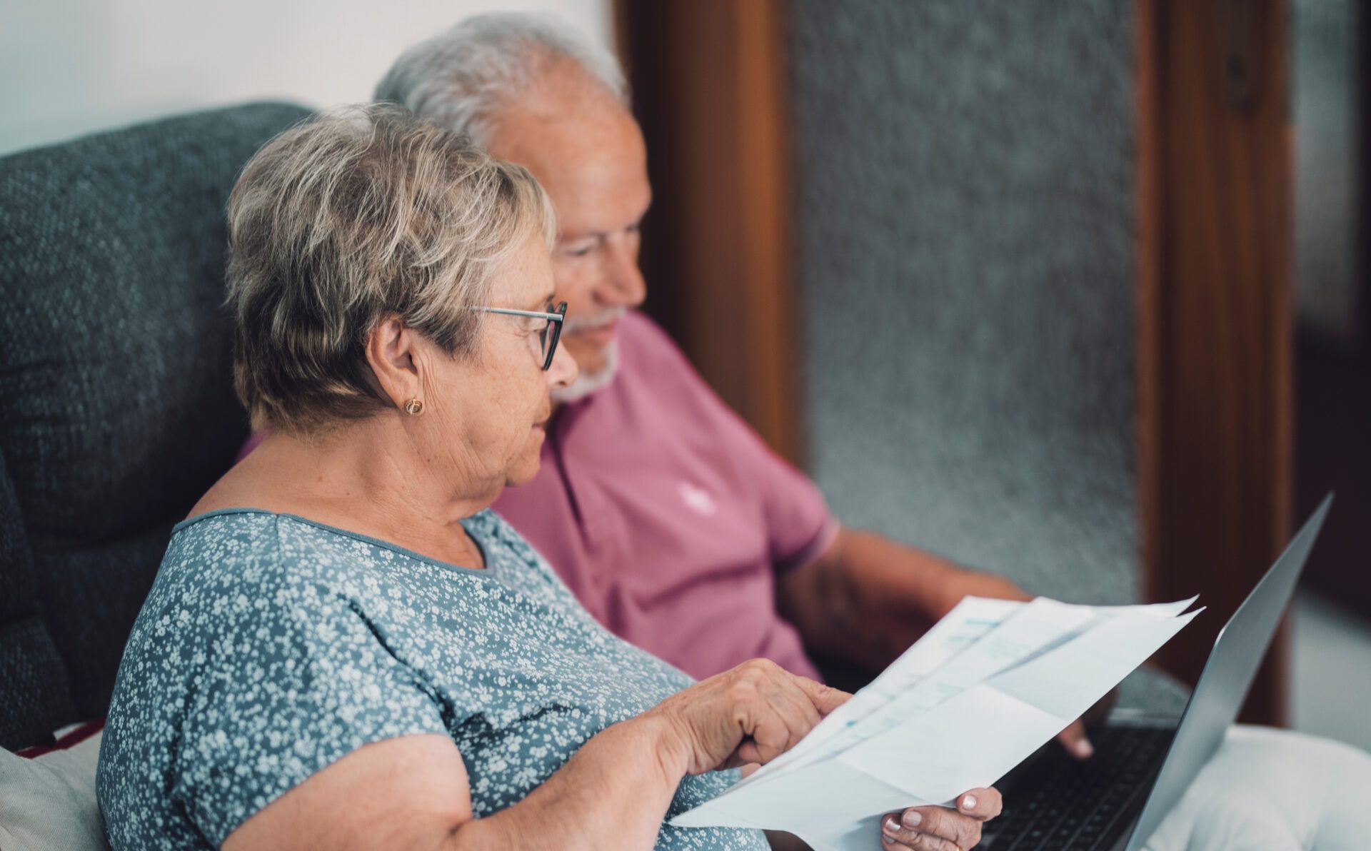 old-couple-sitting-sofa-during-video-call-tablet-old-couple-waving-tablet-planning-home